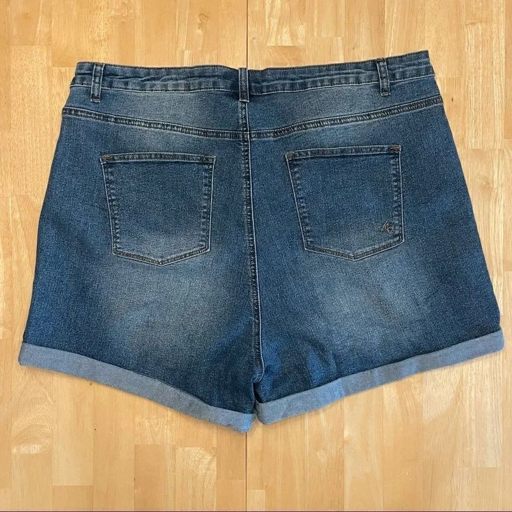 NWOT - ModCloth Plus Size Folded Denim Jean Shorts - Picture 2 of 2